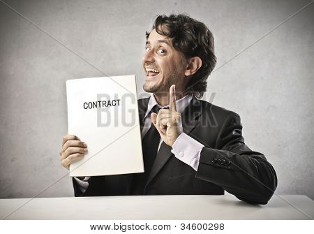 lächelnd Unternehmer holding einen Vertrag