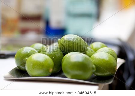 Frische grüne Zitrone auf bar Tabelle bereit für Prepaing ccktail