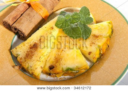 Ananas s hnědým cukrem a skořicí
