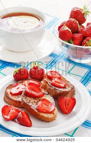 Toasts ฝรั่งเศสกับน้ำตาลผงสตรอเบอร์รี่