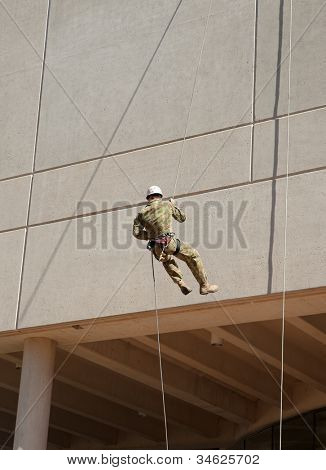 rapelling ned på væggen