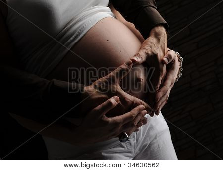 schwangeren Bauch ausgesetzt