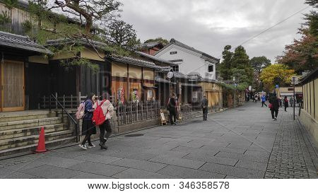 Kyoto, Japan- 27 Nov, 2019: Traveler Walking In Higashiyama District In The Old Town Of Kyoto, Japan