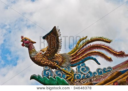 神社の鶏の像。