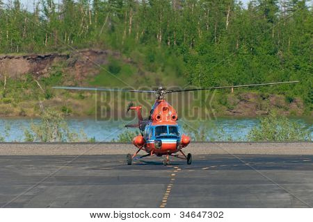 Helicóptero faz taxiando