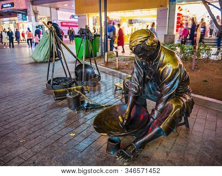 Changsha/china-17 October 2018:chinese People Statue On Huangxing Walking Street In Changsha City Ch