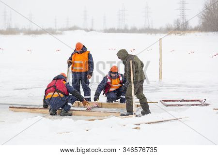 Workers Catch Ice Blocks In The Lane