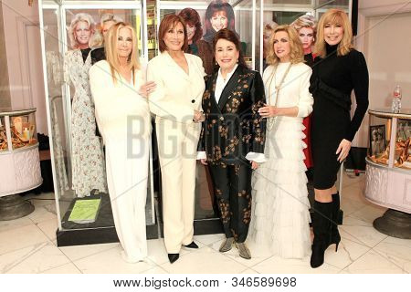 LOS ANGELES - JAN 18: Joan Van Ark, Michele Lee, Donelle Dadigan, Donna Mills, Leeza Gibbons at the Hollywood Museum for the 40th Anniversary of 