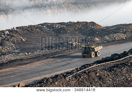 Open Pit Mine Industry, Big Yellow Mining Truck For Coal Anthracite