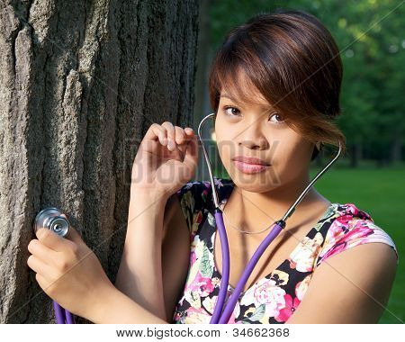 Tree Hugger con stetoscopio