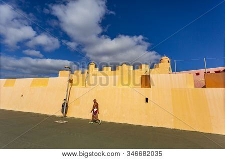 Oeiras - August 27, 2019: Man Exercising At Sunrise In Front Of The Fort Of Sao Joao Das Maias, Buil