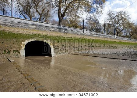 Řeka Westbourne zásuvky do Temže