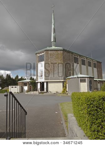 grande chiesa sotto un cielo scuro