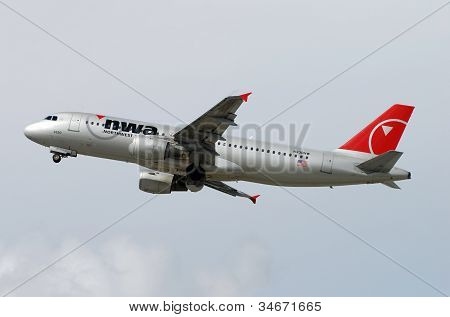 Northwest Airlines Airbus A-320 passagerfly