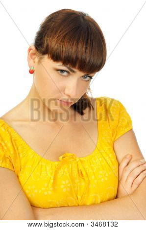 Risentita giovane ragazza In abito giallo