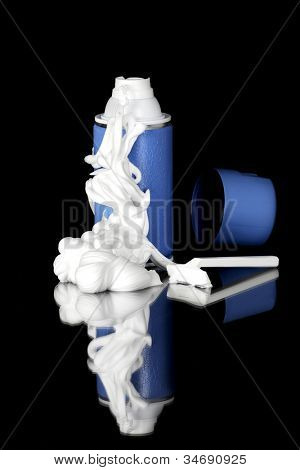 Derramar para fora de um azul de espuma branca lata de creme de barbear com sua reflexão.  Sobre um fundo preto.