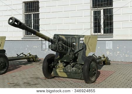 Ryazan, Russia - October 21, 2017:soviet 76-mm Divisional Gun Of The 1942 Model Zis-3 At The Entranc