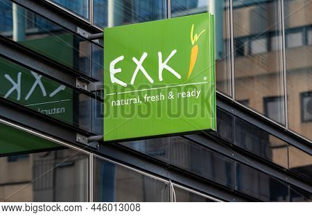 Schaerbeek, Brussels Capital Region - Belgium -  01 01 2022: Sign And Logo Of The Exki Fastfood Chai