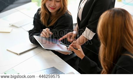 Businesswomen Are Discussing And Brainstorming In The Office.