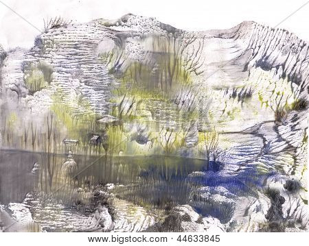 湖の近くの山々