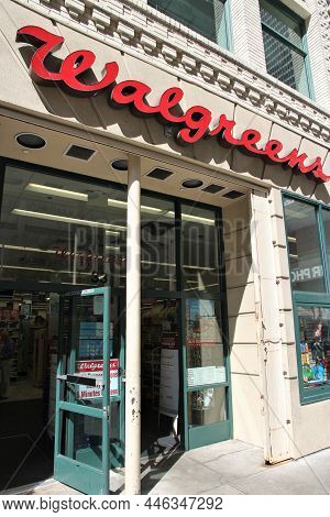 San Francisco, Usa - April 9, 2014: Walgreens Pharmacy And Food Mart In San Francisco, Usa. Walgreen