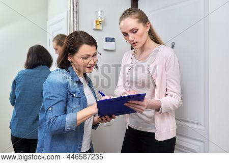 Female Social Worker Talking To Middle Aged Woman At Home