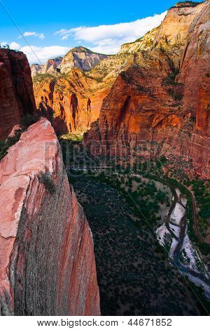 หน้าผาหินสีแดงใน Zion อุทยาน ยูทาห์