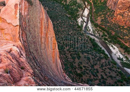 หน้าผาหินสีแดงใน Zion อุทยาน ยูทาห์
