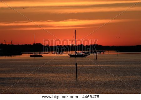 Silhouette di Barche a vela all'alba