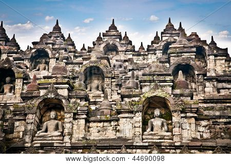 Una estatua del templo de Borobudur en Java en Indonesia.