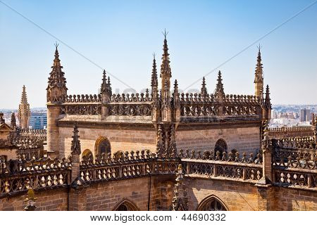 Katto ja torneja Marian tuomiokirkko, Sevilla, Espanja.