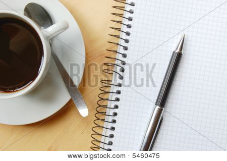 โต๊ะกาแฟและโน๊ตบุ๊ค