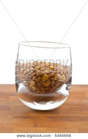 linser i glas på træbord