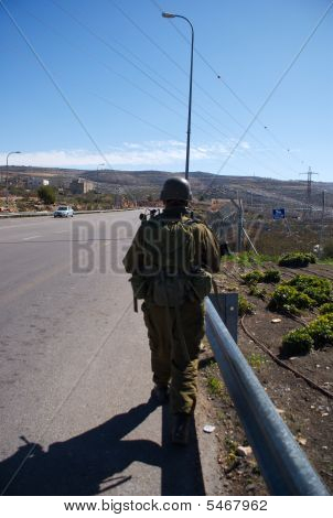 Izraelské vojáky hlídky v palestinské vesnice