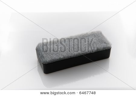 Czarny/tablicy szkoły gumki na białym tle na białym tle.