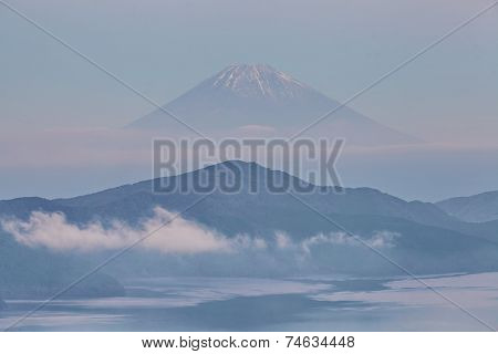 Mountain Fuji and Ashi lake with cloud and fog in autumn morning