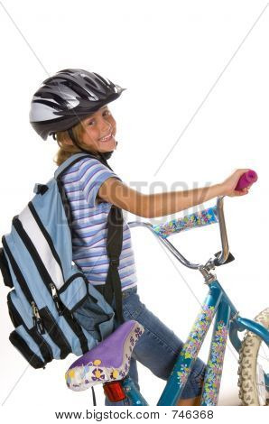 Dívka na koni na kole do školy