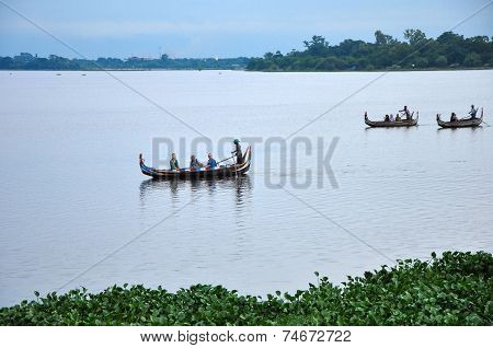 Amarapura, Myanmar - October 9, 2013: Ferryman And The Tourist On The Taungthaman Lake