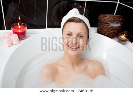 in einem Schaumbad entspannenden positives Frau