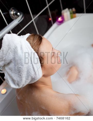 caucasian Frau an einem Schaumbad
