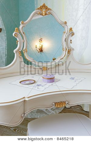 โต๊ะเครื่องแป้งสีขาว