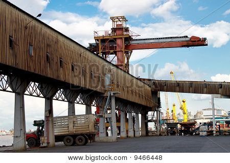 Daru és logisztikai szempontból csak közel folyó