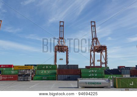 shipyard, freight harbor / port , drilling  rig