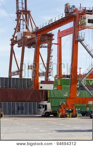 shipyard, freight harbor / port , drilling  rig