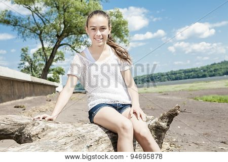 Portrtait of a happy girl at the beach enjoying the life
