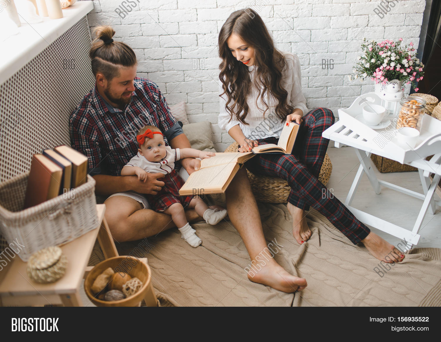 Отношения после рождения ребенка. Настольная книга молодых родителей 1990. Комплекс оживления у младенца. Настольная книга молодой мамы. Рассказы молодых родителей.