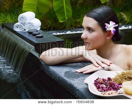 Donna ricevendo trattamento spa resort tropicale