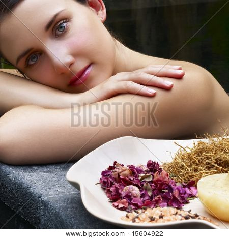 Giovane donna ricevendo trattamento spa