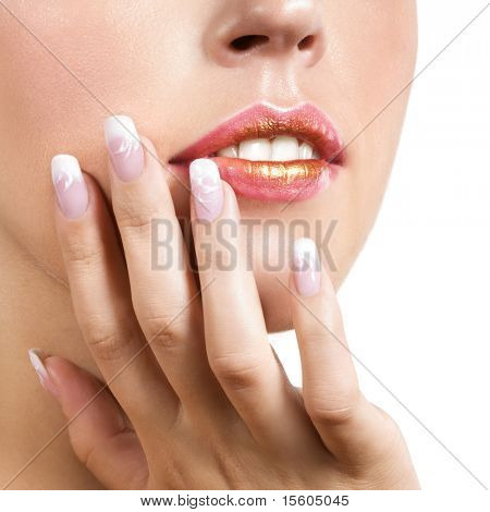 Informationen über junge schöne Frau. Nagel Design und Lippen mit Make-up.
