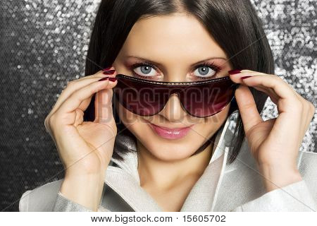 Elegante donna su sfondo argento scintillante
